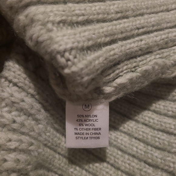 Fashion Nova Aurora Off The Shoulder NWT Sweater - Picture 3 of 6